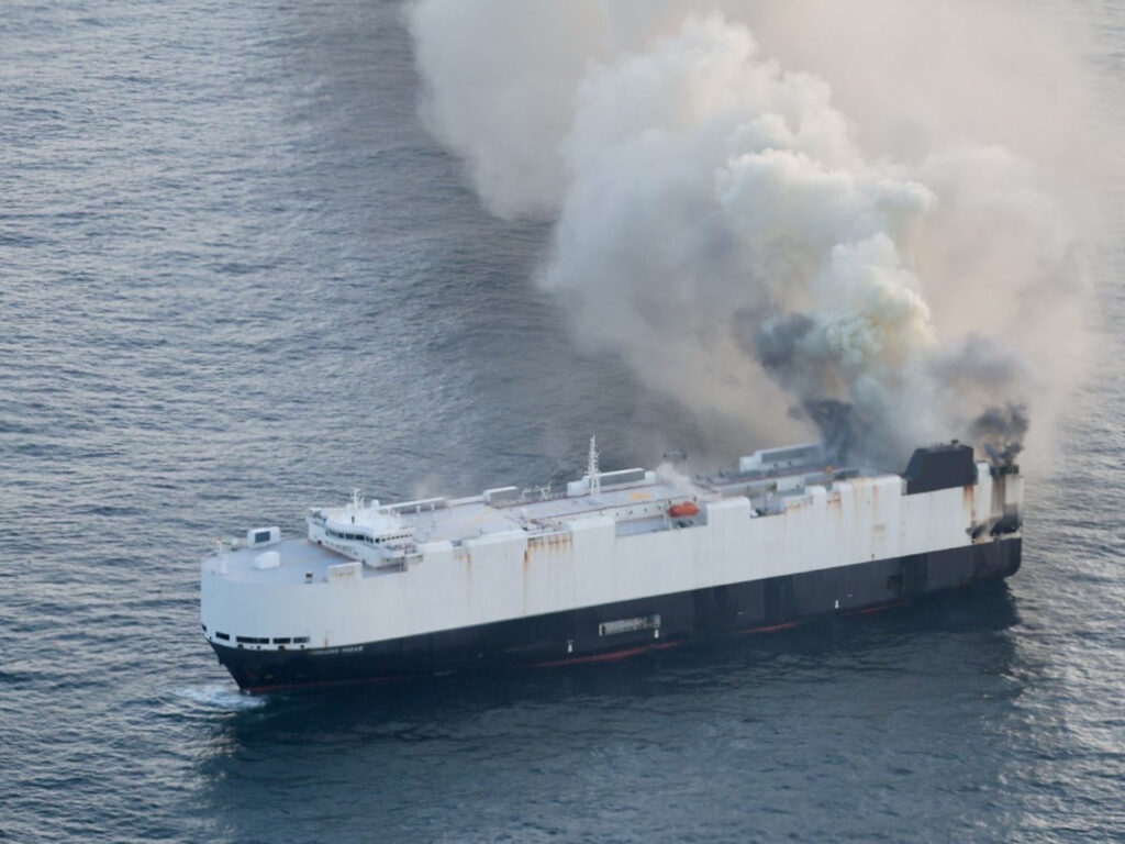 Incêndio em cargueiro expõe desafios no transporte de veículos Morning Midas em chamas em 3 de junho de 2025. Crédito: Cortesia da Guarda Costeira dos EUA.