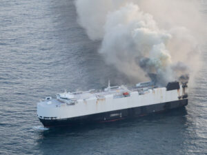 Morning Midas em chamas em 3 de junho de 2025. Crédito: Cortesia da Guarda Costeira dos EUA.