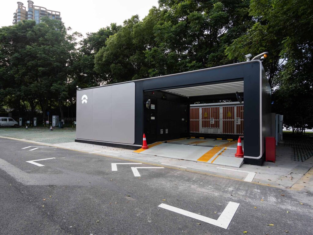 Estação de carregamento da Nio Power em Hangzhou, na China. Crédito: THINK A/Shutterstock.com.