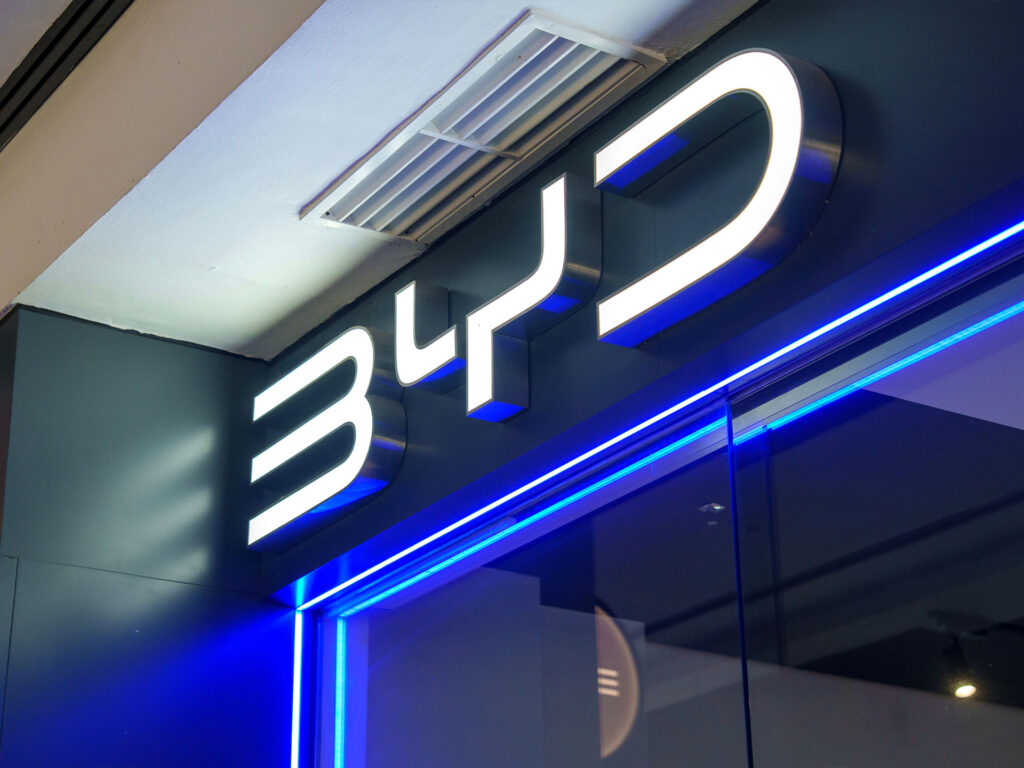 BYD conquista os brasileiros e ultrapassa Toyota no ranking de vendas BYD. Crédito: TY Lim/Shutterstock.com.