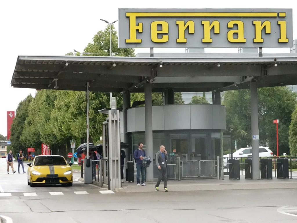 Xiaomi SU7 Ultra é flagrado na fábrica da Ferrari. Crédito: Reprodução/Weibo/Piniluoshan.