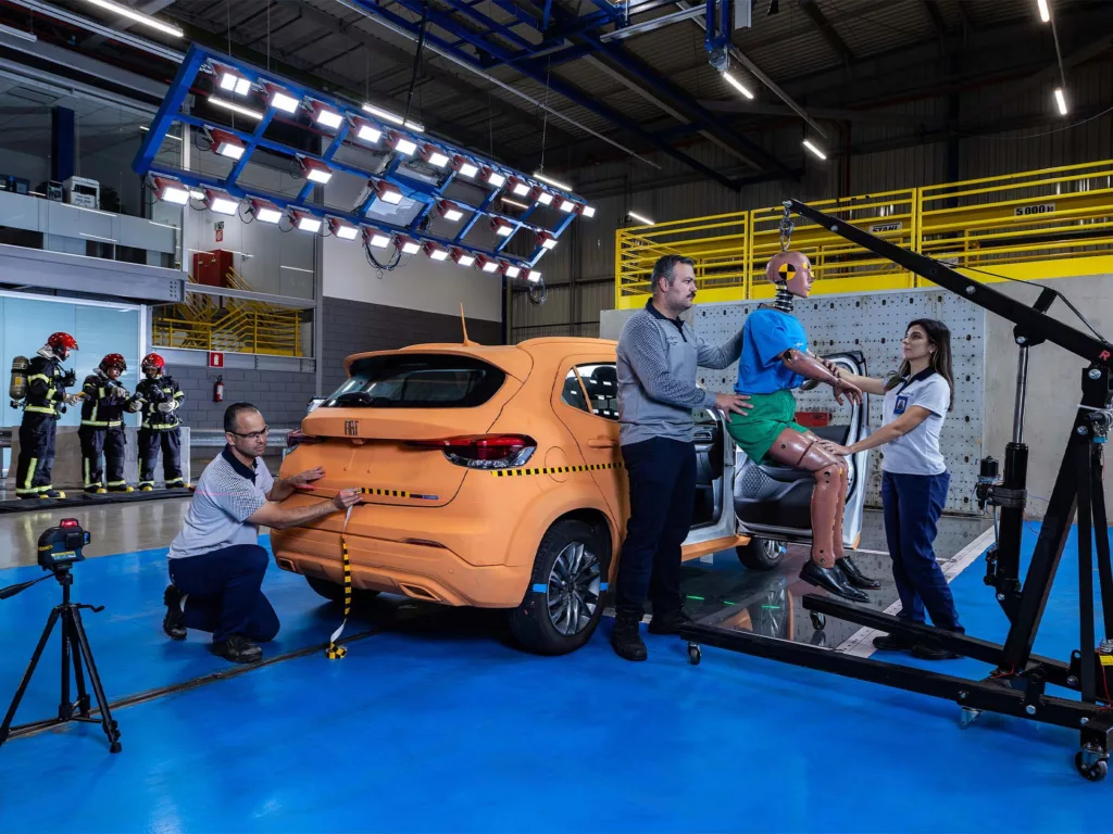 Stellantis inaugura centro para crash tests com carros eletrificados no Brasil. Crédito: Leo Lara/Divulgação.