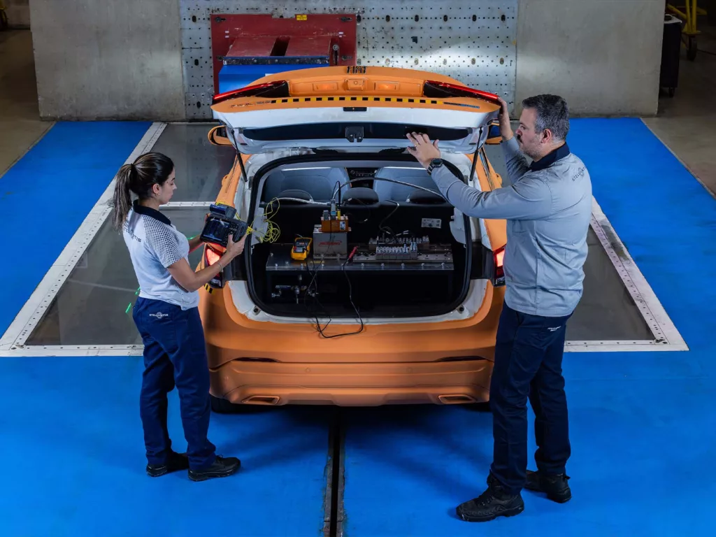 Stellantis inaugura centro para crash tests com carros eletrificados no Brasil. Crédito: Leo Lara/Divulgação.