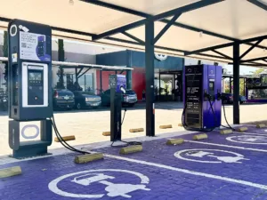 Motoristas de elétricos ganham mais 170 pontos de recarga no app da BYD Pontos de recarga da YellotMob agora fazem parte do ecossistema do aplicativo BYD Recharge. Crédito: Divulgação.