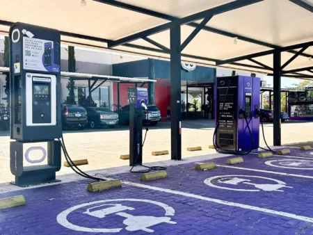 Pontos de recarga da YellotMob agora fazem parte do ecossistema do aplicativo BYD Recharge. Crédito: Divulgação.