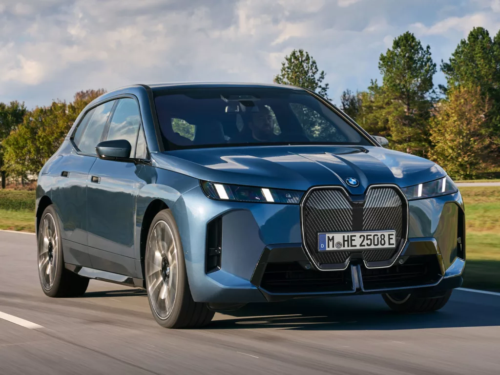 BMW iX xDrive60, Arctic Race Blue metálico. Crédito: Divulgação.