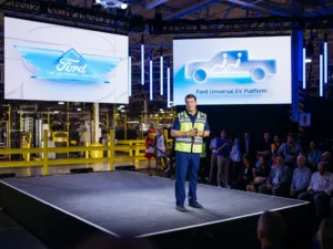 Ford apresenta nova plataforma elétrica acessível e sistema inédito de produção em “momento Model T” Jim Farley, CEO da Ford, anuncia planos para veículos elétricos nos EUA. Crédito: Divulgação.