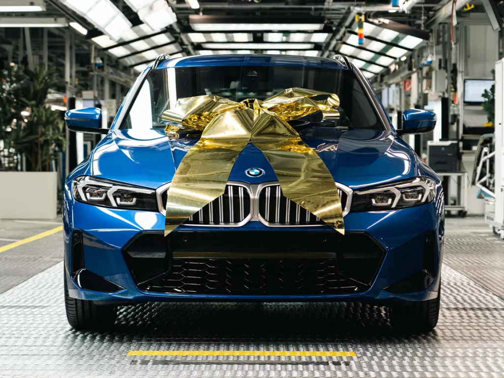 BMW Série 3 híbrido plug-in. Crédito: Divulgação.