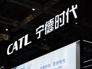 CATL e governo brasileiro discutem produção nacional de baterias CATL. Crédito: THINK A/Shutterstock.com.