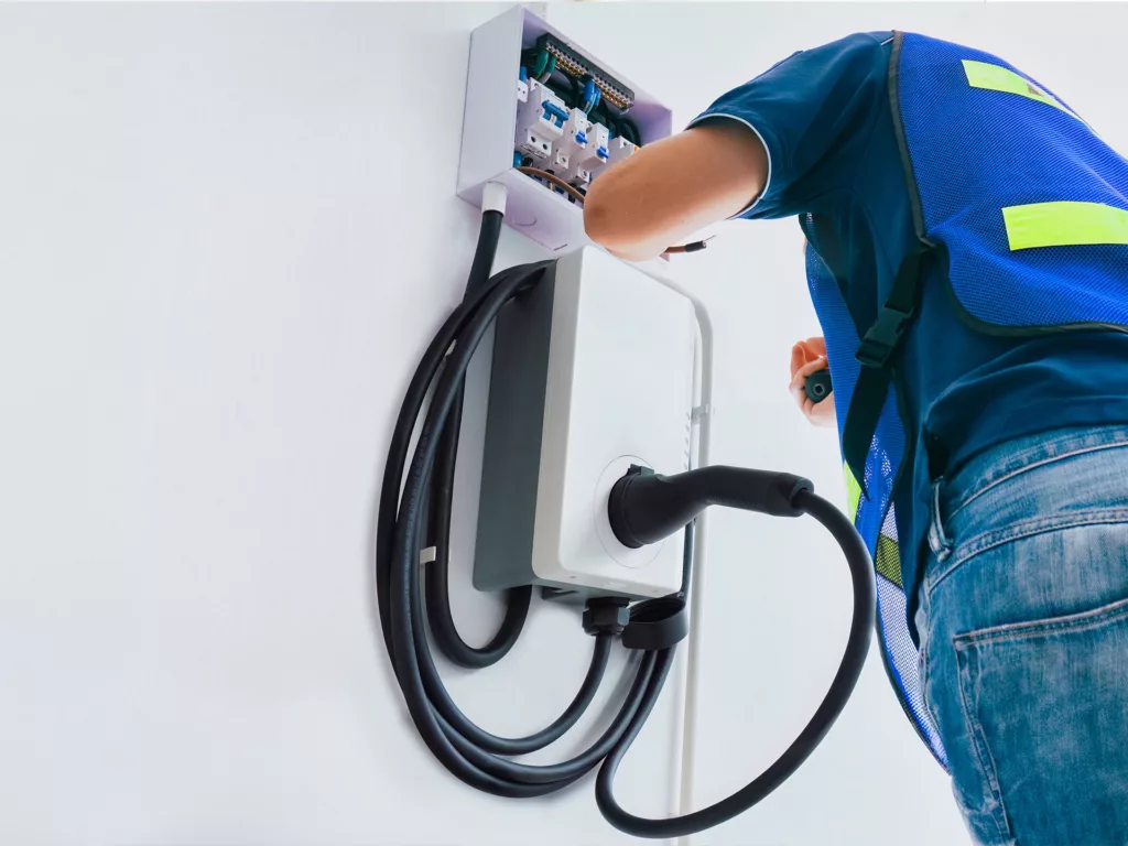 Diretriz dos Bombeiros estabelece regras para recarga elétrica em edifícios e garagens. Crédito: Casezy idea/Shutterstock.com.