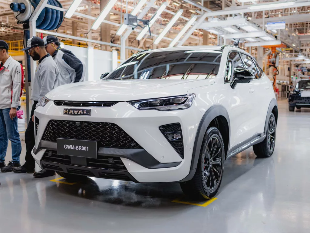 Primeiro veículo da GWM fabricado no país, um Haval H6 GT branco. Crédito: Divulgação.