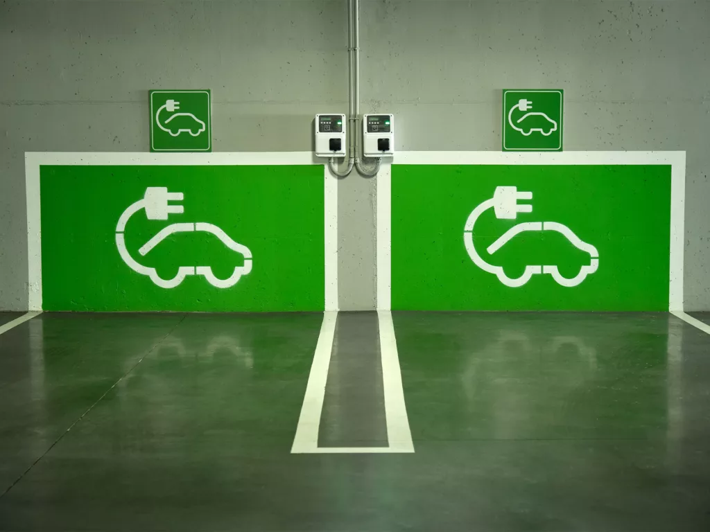 ABRAVEI repudia diretriz nacional que obriga retrofit em garagens com carregadores de veículos elétricos Imagem ilustrativa. Crédito: AlvaroMP/Shutterstock.com.