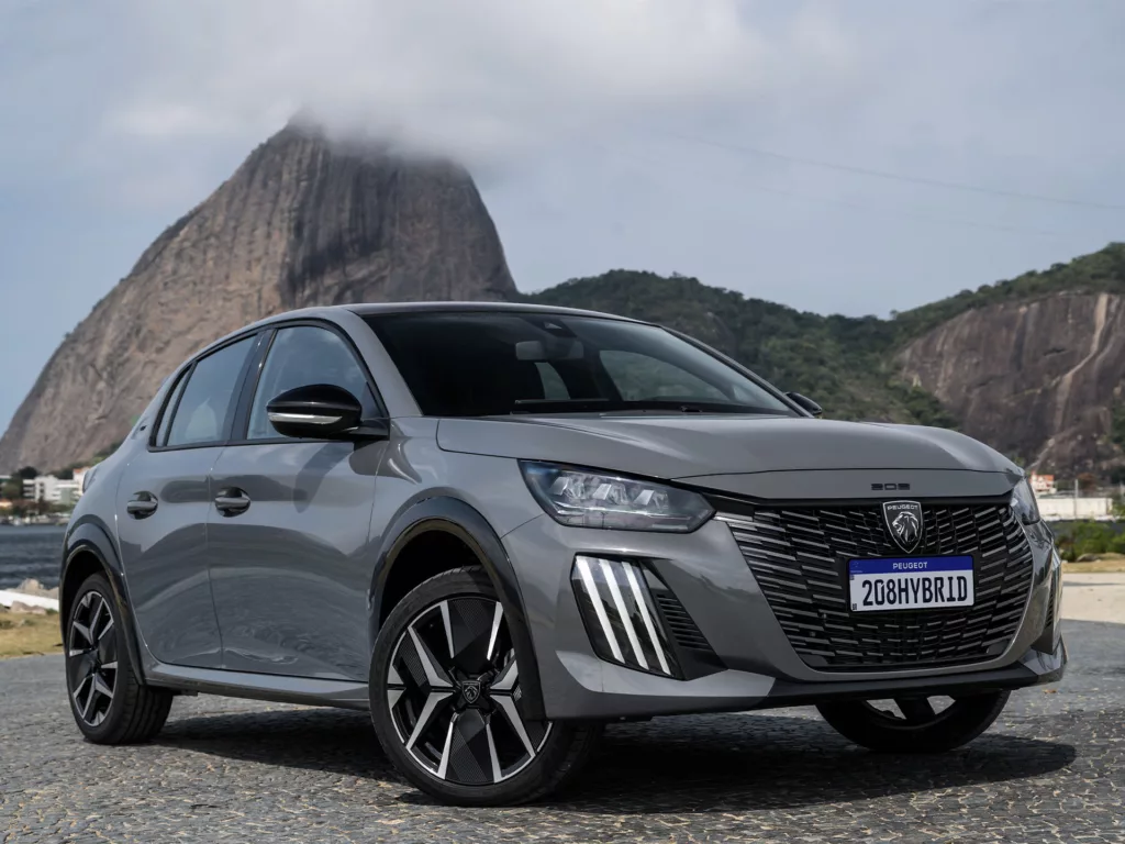 Peugeot aposta em eficiência com versões híbridas do 208 e 2008 Peugeot 208 GT T200 Hybrid AT. Crédito: Pedro Bicudo/Divulgação.