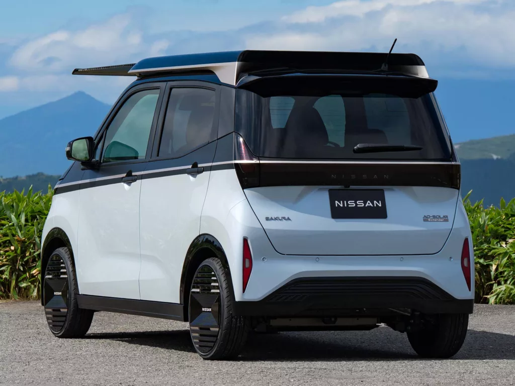 Nissan Sakura equiado com o "Ao-Solar Extender". Crédito: Divulgação.