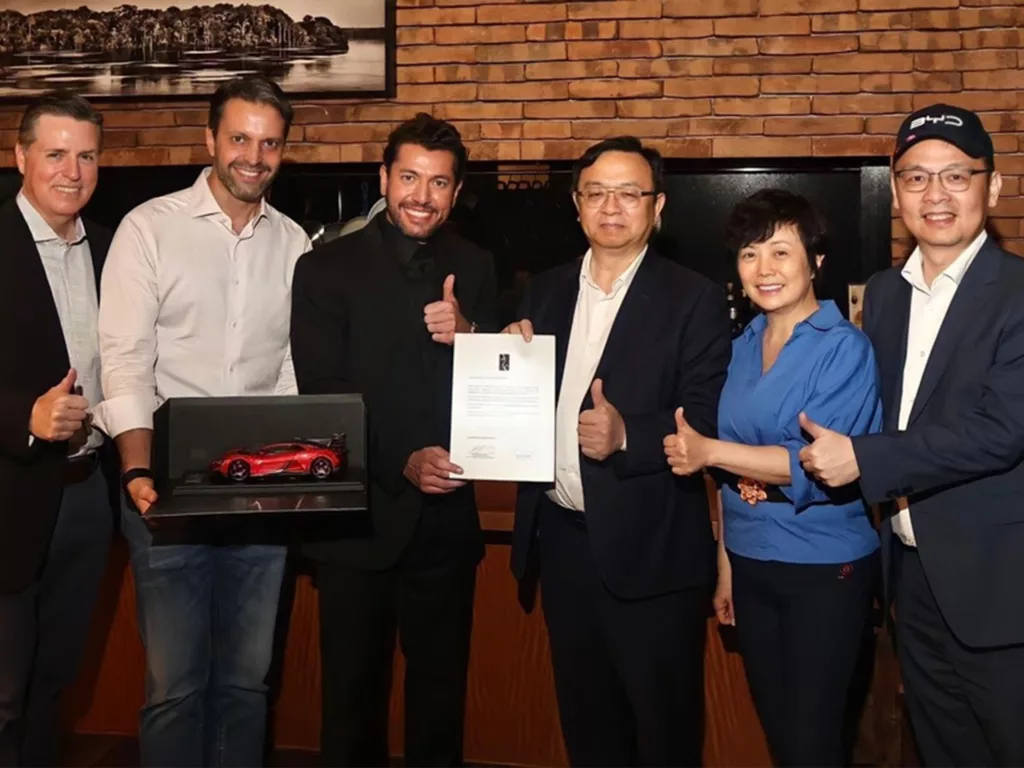 Momento da assinatura da venda do primeiro U9 Xtreme. Da esquerda para direita: Werner Shaal, diretor comercial da Denza Brasil, Alexandre Baldy, Vice-presidente sênior da BYD, Leo Sanchez, empresário, Wang Chuanfu, fundador e CEO da BYD, Stella Li, Vice-presidente executiva da BYD e Tyler Li, Presidente da BYD Brasil. Crédito: Divulgação.