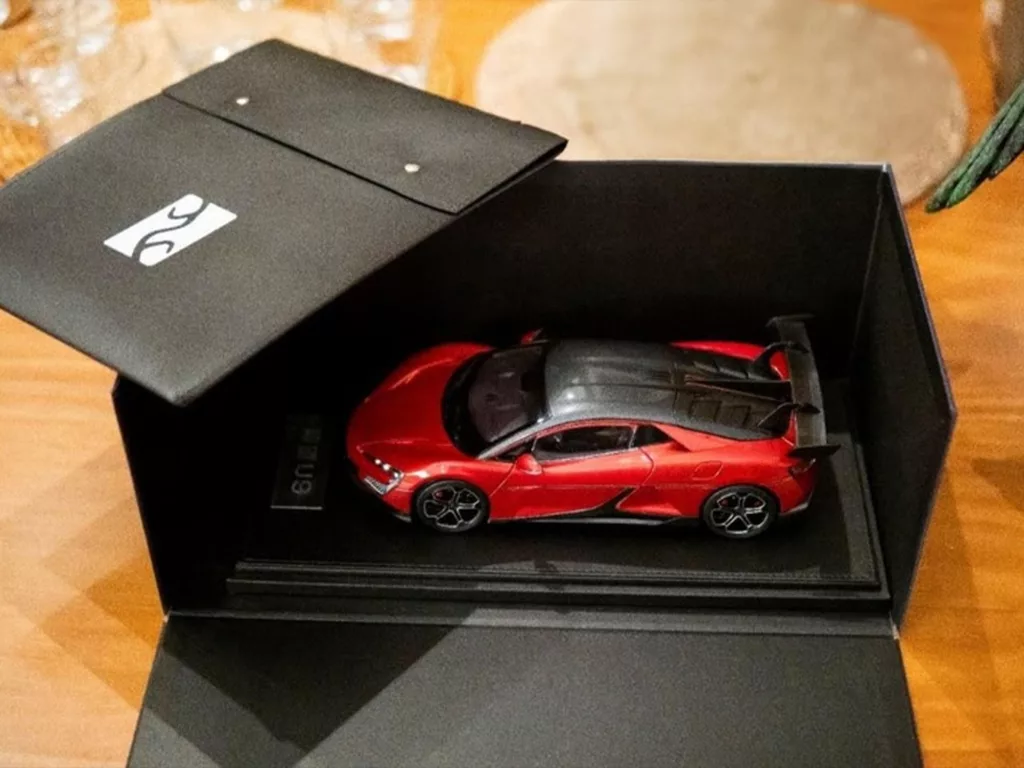 Miniatura do U9, que serviu de base para o U9 Xtreme, entregue ao comprador. Crédito: Divulgação.