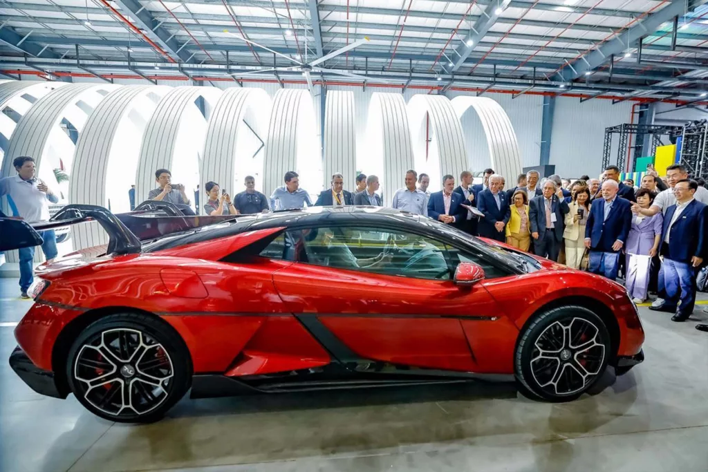 Superesportivo BYD Yangwang U9 é destaque na inauguração da fábrica da marca na Bahia. Crédito: Ricardo Stuckert/PR.