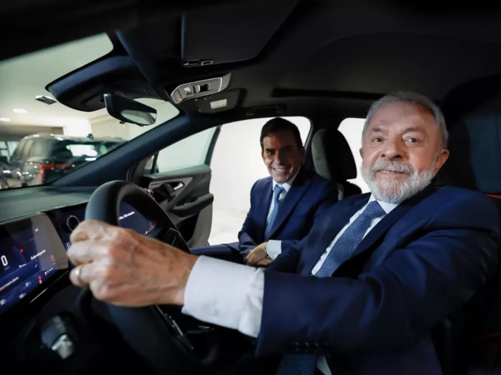 Fábio Rua, vice-presidente da General Motors para a América do Sul, ao lado do presidente do Brasil Luiz Inácio Lula da Silva. Crédito: Divulgação.