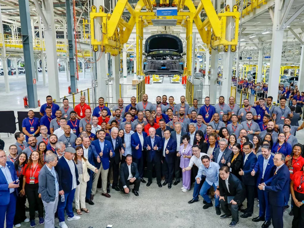 BYD inaugura fábrica na Bahia e projeta exportar a partir do Brasil Fábrica da BYD na Bahia é inaugurada oficialmente. Crédito: Ricardo Stuckert/PR.