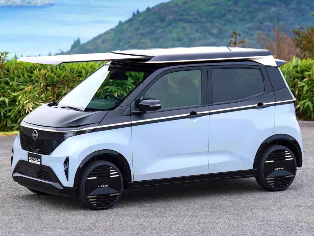 Nissan apresenta conceito solar que gera energia durante a condução Nissan Sakura equiado com o "Ao-Solar Extender". Crédito: Divulgação.