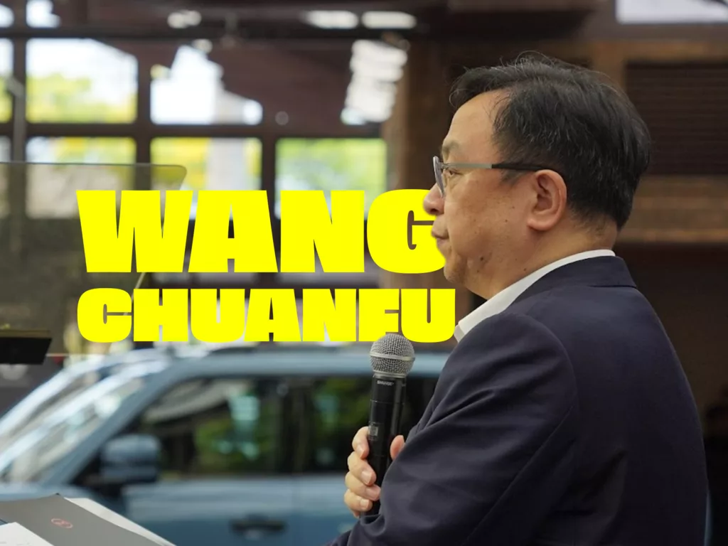 Fundador da BYD destaca nova fase da mobilidade durante evento da Denza em São Paulo Wang Chuanfu, fundador e CEO da BYD. Arte: Quilowatt. Recursos: Divulgação.