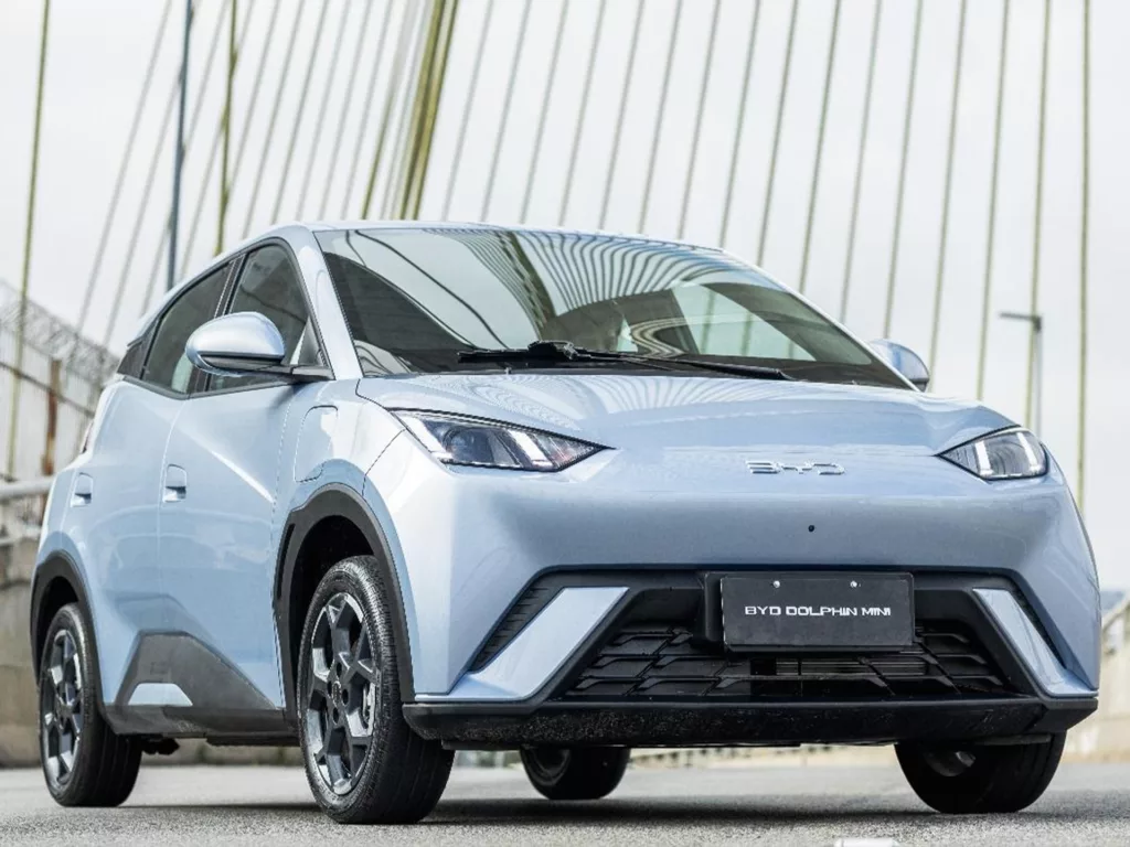 BYD anuncia linha com isenções para PCD e taxistas e descontos para CNPJ BYD Dolphin Mini. Crédito: Divulgação.