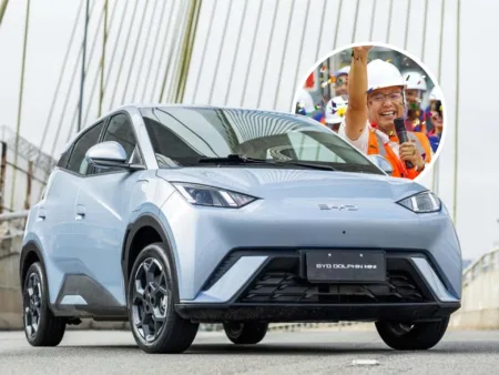 Fábrica da BYD em Camaçari chega à marca de 10 mil unidades produzidas BYD Dolphin Mini. No detalhe, o fundador e CEO da BYD, Wang Chuanfu. Arte: Quilowatt. Recursos: Divulgação.