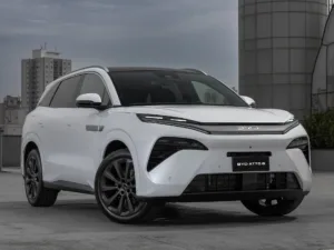 BYD Atto 8 estreia no Salão do Automóvel com proposta híbrida e sete lugares BYD Atto 8. Crédito: Divulgação.