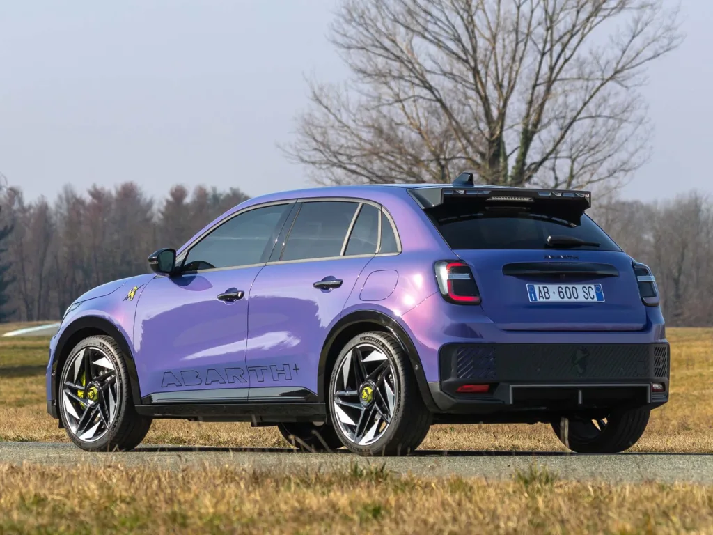 Abarth 600e Scorpionissima. Crédito: Divulgação.