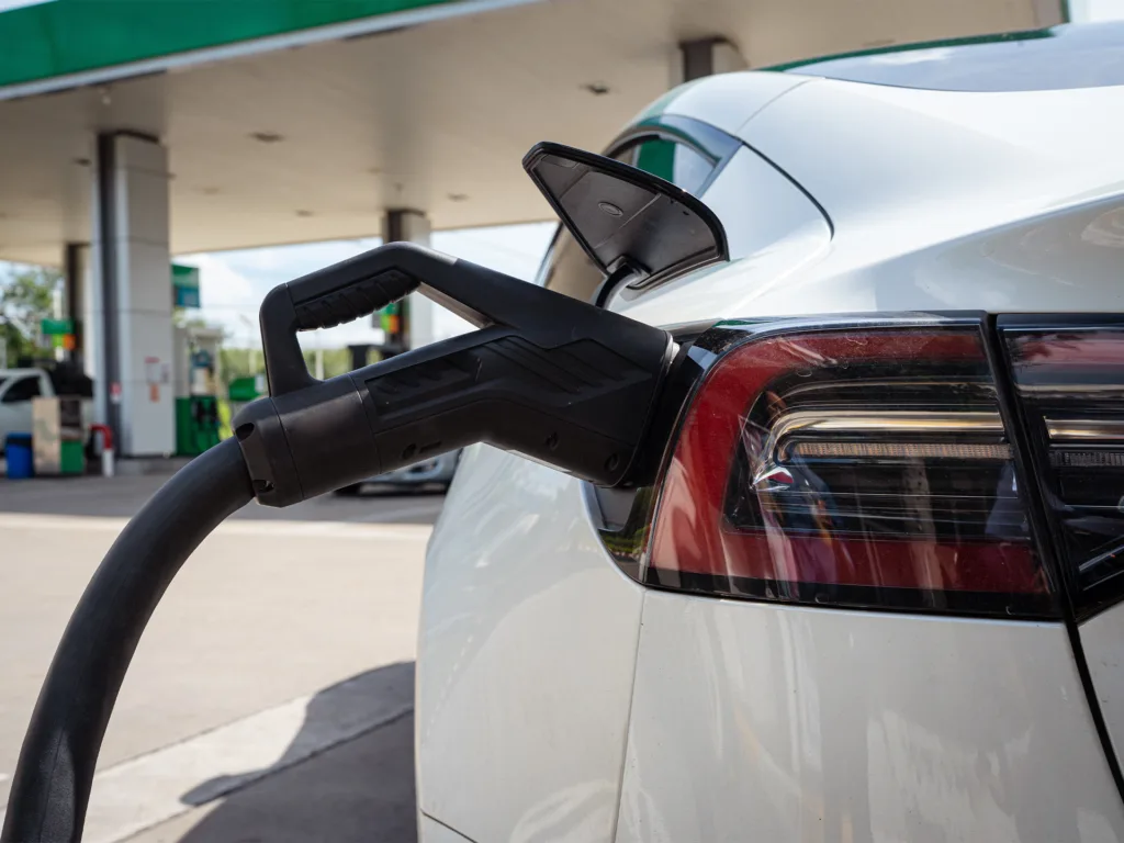Brasília ultrapassa São Paulo e lidera vendas de veículos eletrificados. Crédito: Makhh/Shutterstock.com.