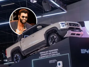 BYD Shark exibida no Salão do Automóvel de São Paulo 2025 e, no detalhe, o cantor sertanejo Gusttavo Lima. Arte: Quilowatt. Recursos: Divulgação.