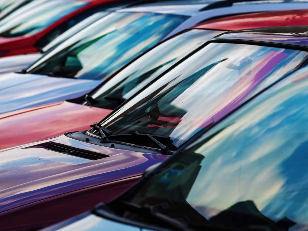 Comprar carro seminovo exige atenção a esses fatores antes de fechar negócio. Crédito: Bits And Splits/Shutterstock.com.